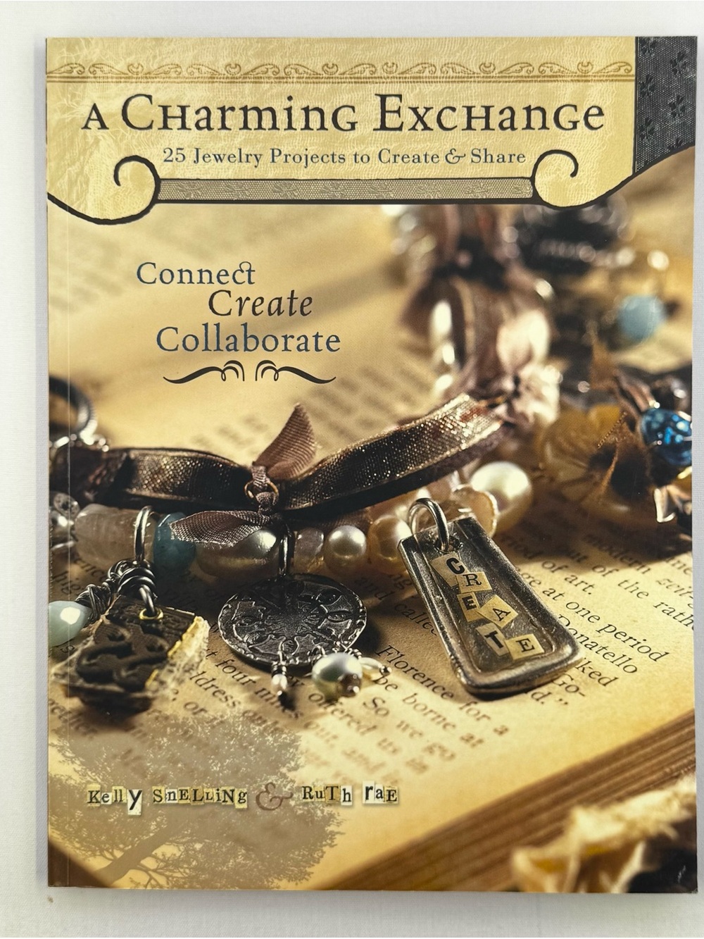 A Charming Exchange : 25 Jewelry Projects to Create and Share